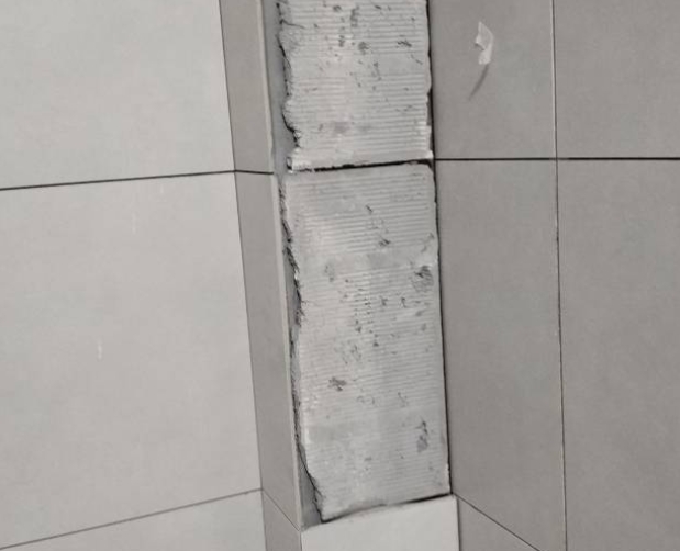 永安瓷砖空鼓维修公司分享下瓷砖施工前基层浇水润湿程度不足，可能导致以下问题